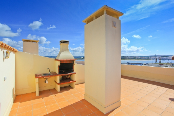 Sea Views, Top Floor, roof terrace with BBQ, Image 13