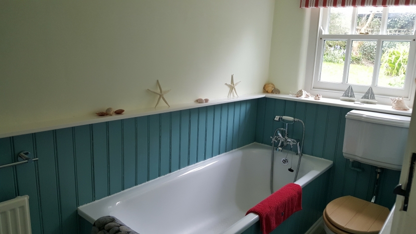 Country cottage , Family bathroom, Image 8
