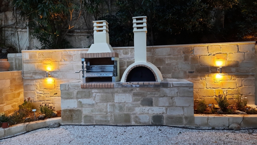 Villa Mia sleeps 5, Outside cooking area - BBQ & Pizza oven, Image 8