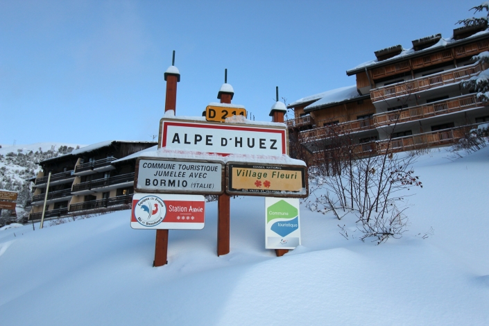 Mountain Chalet, Alpe d'Hues Sign ~ Winter, Image 23