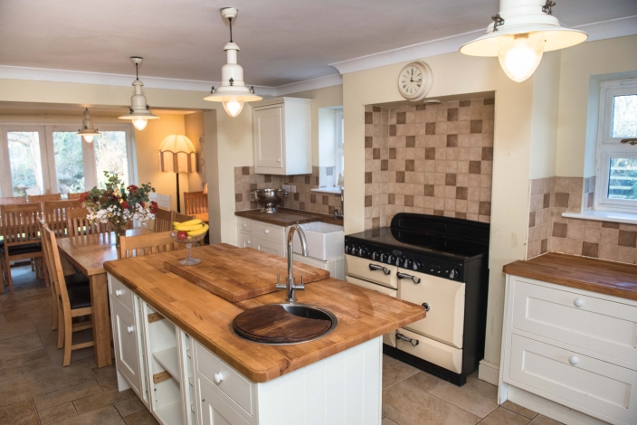 Hill View Farmhouse, Kitchen island and range master cooker, Image 5