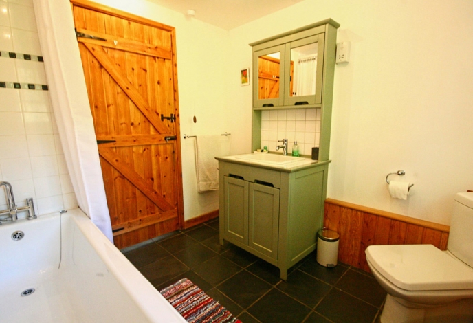 Old Oak Barn, Warm slate floor in the bathroom!, Image 10