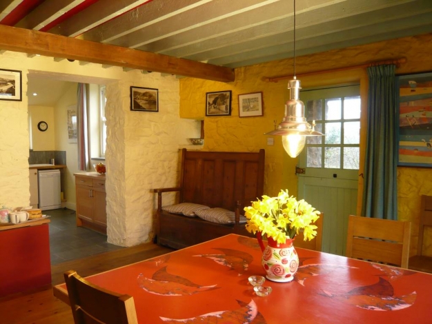 Landsker House, Dining area through to kitchen, Image 4