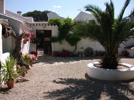 El Granero Viejo, the beautiful communal courtyard area, Image 8