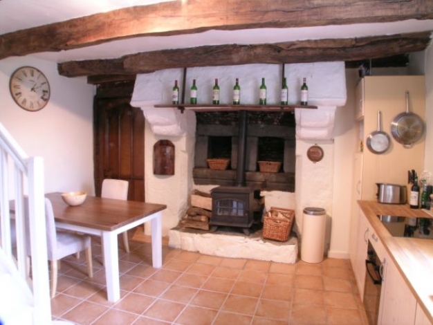 Brittany Cottage, Kitchen/dining area, Image 4