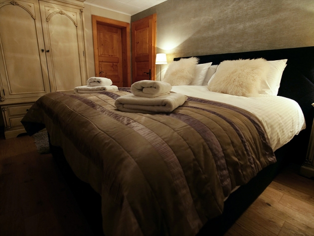 Catered Chalet, Bedroom1, King-size bed with en-suite , Image 10