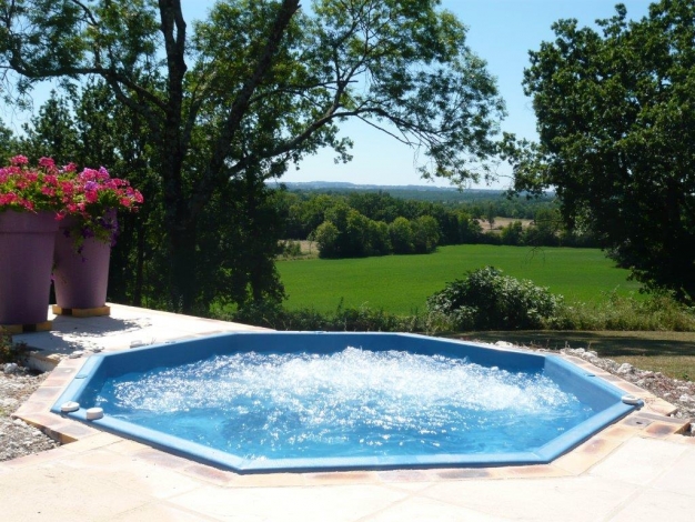 Domaine de Fumel, spa pool with a view, Image 4