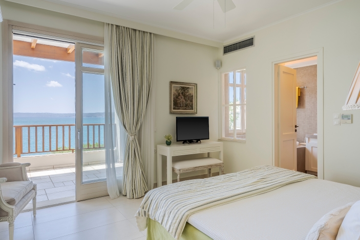 Seafront villa Ammos, Master bedroom with balcony amazing views, Image 10