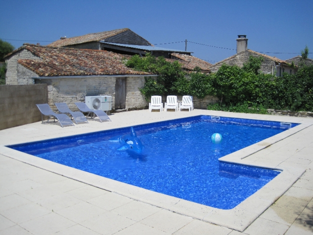 L' Hibou Farmhouse, Shared swimming pool at French farmhouse, Image 9