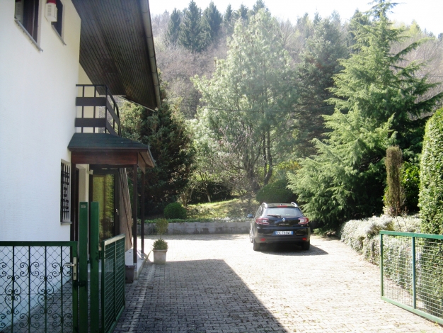 Family Holiday Home, Front entrance with large drive, Image 16