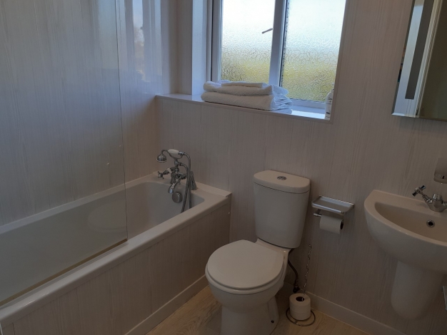 Bluebell Cottage, Main bathroom with shower over bath, Image 11